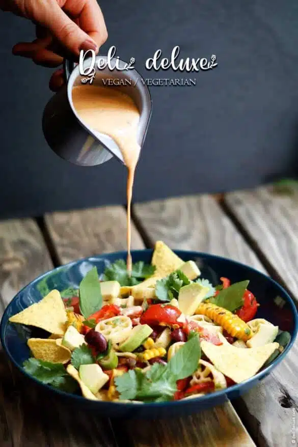 veganer Tex-Mex-Nudelsalat mit cremigen Chipotle-Dressing