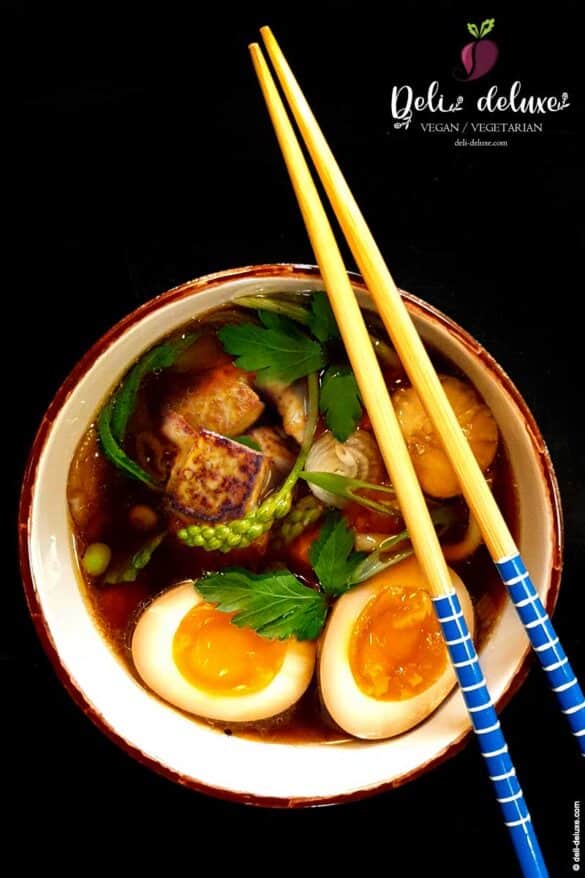 Umami-reiche japanische Suppe mit veganem Dashi und Udon.
