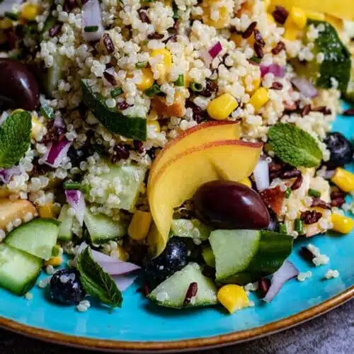 veganer Sommersalat mit goldenem Quinoa