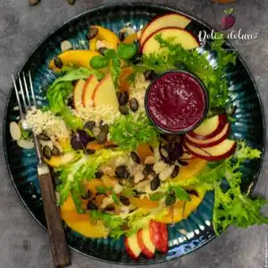 Salat mit frischer Kaki und Rote-Bete-Dressing