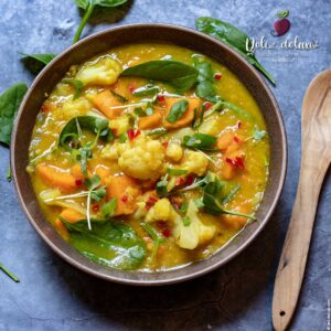 Vegane Süßkartoffel-Blumenkohl-Curry-Suppe