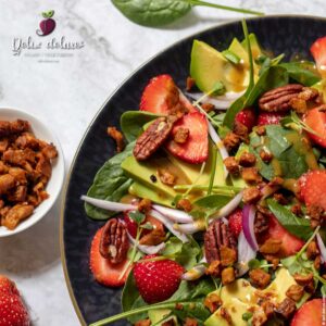 Ein himmlischer Salat für Erdbeer-Avocado-Liebhaber mit veganen Speckwürfeln