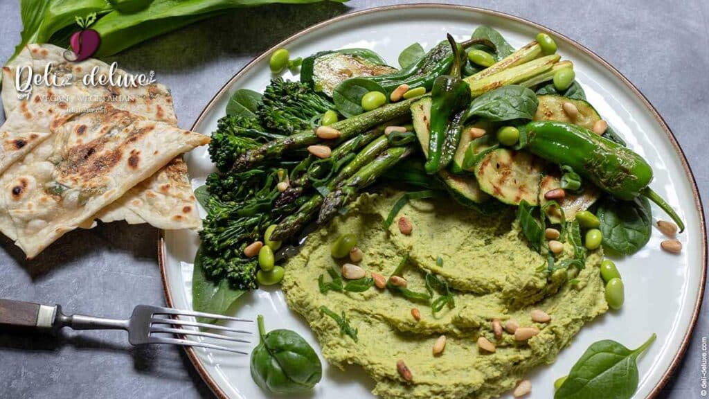 Grünes Grillgemüse an Bärlauch-Hummus