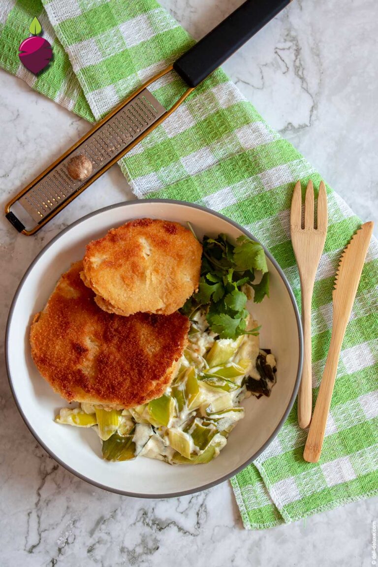 Vegane Köstlichkeit: Sellerieschnitzel auf sahnigem Porree