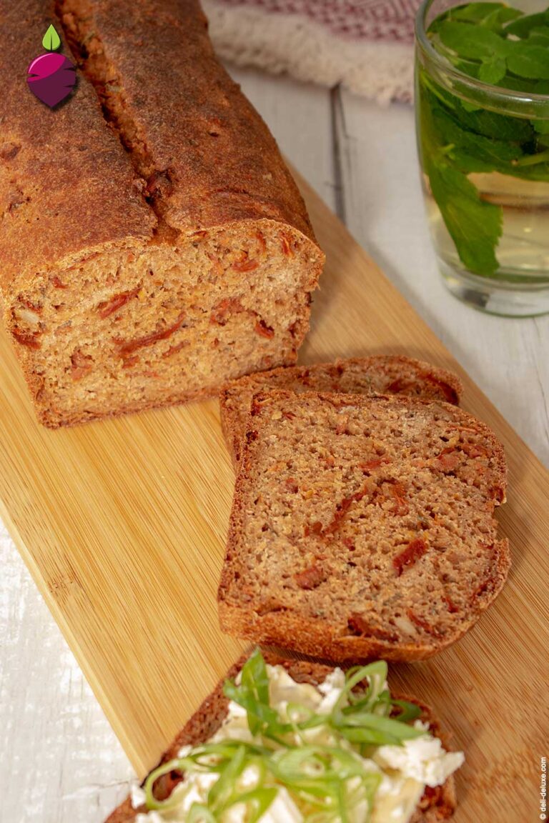 Dinkel-Vollkorn-Brot mit Rosmarin und Tomaten