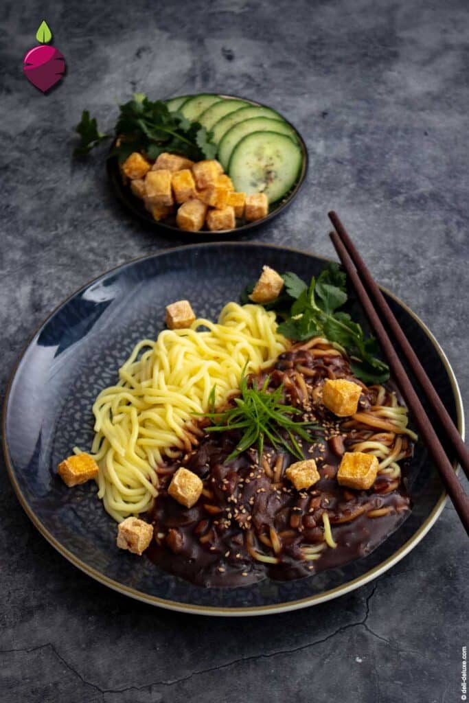 Umami Fusion: Jjajangmyeon-Nudeln mit veganer schwarzer Bohnensauce