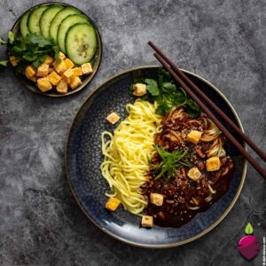 Umami Fusion: Jjajangmyeon-Nudeln mit veganer schwarzer Bohnensauce