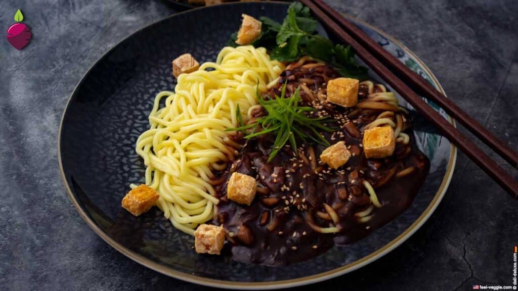 Umami Fusion: Jjajangmyeon-Nudeln mit veganer schwarzer Bohnensauce