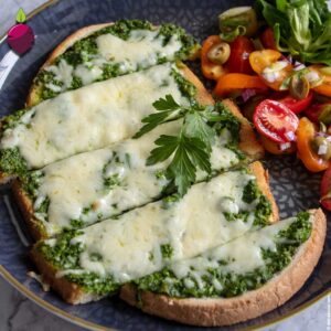 Verlockendes Mozzarella-Pesto-Brot: Perfekte Fusion für Genussliebhaber!