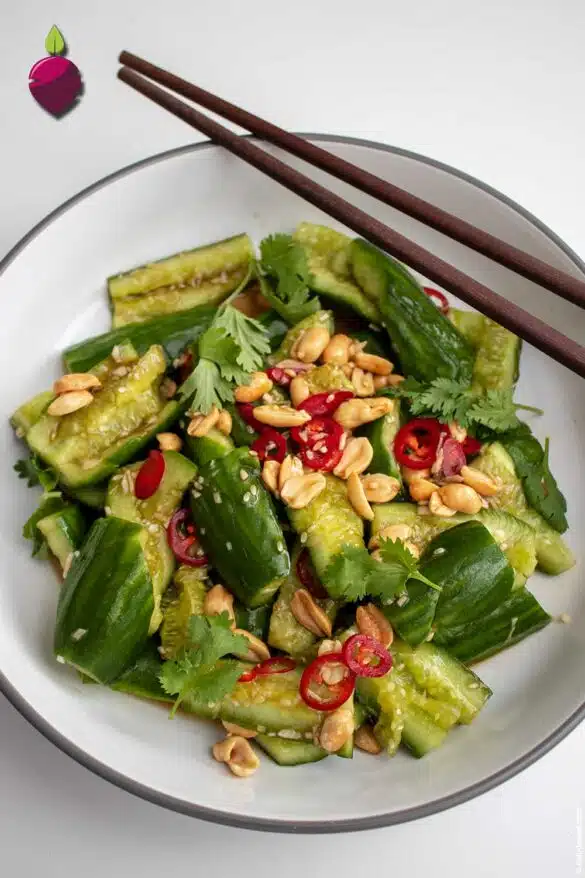 Knackiger Veganer Asia Gurkensalat mit Sojasauce und Erdnüssen