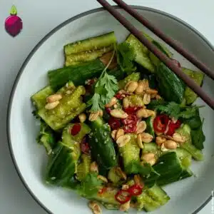 Knackiger Veganer Asia Gurkensalat mit Sojasauce und Erdnüssen