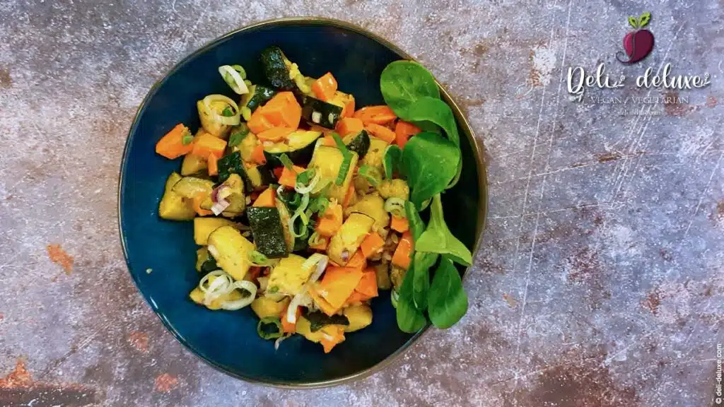 Mediterraner Genuss - Einfacher Veganer Zucchini-Süßkartoffel-Salat