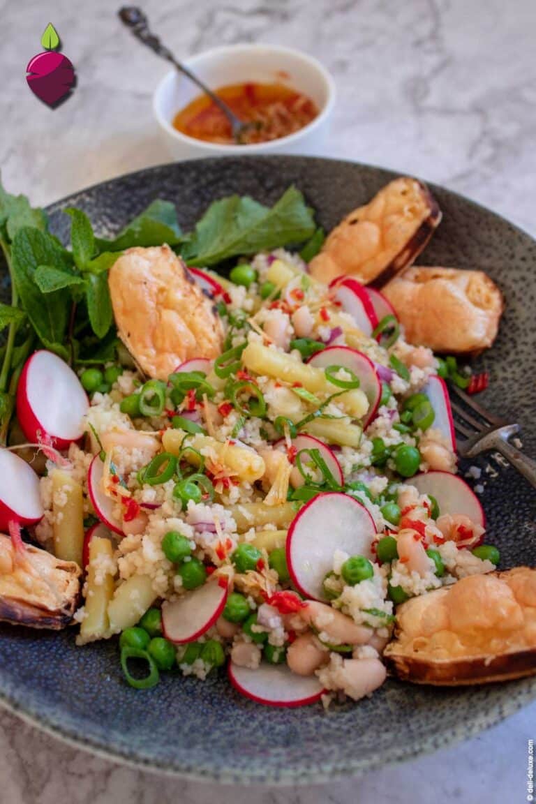 Frischer Couscous-Bohnen-Salat mit Knusprigen Camembert-Chips